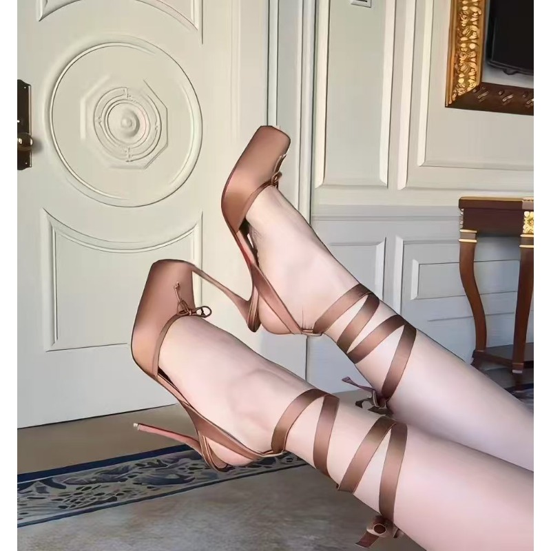 Ankle Strap Heels - รองเท้าส้นสูงสีแดง, ผ้าโพกศีรษะผู้หญิงแบบมีโบว์จีบ, รองเท้ารัดส้นแบบสายรัดข้อเท้า, รองเท้าแต่งงานแบบหัวเข็มขัดไขว้สไตล์บัลเล่ต์