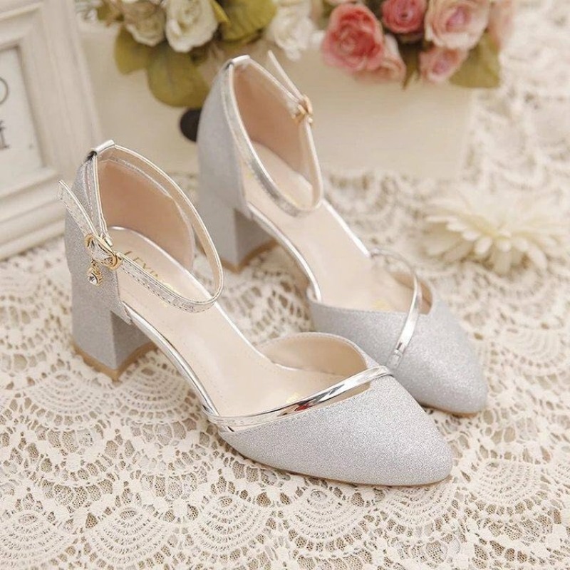 Ankle Strap Heels - รองเท้าส้นหนาประดับกลิตเตอร์สำหรับผู้หญิง สายรัดข้อเท้าประดับเพชร รองเท้าส้นสูงหัวแหลมแบบปิด เหมาะสำหรับงานแต่งงาน งานเลี้ยงเพื่อนเจ้าสาว