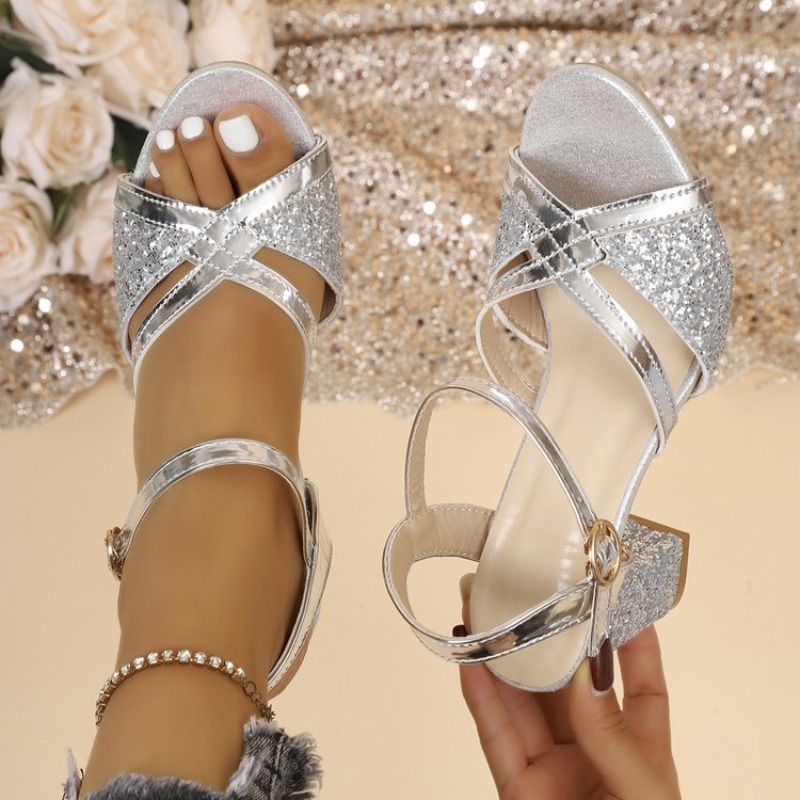 Square Toe Mule - รองเท้าส้นบล็อกแบบเปิดนิ้วเท้าประดับสายไขว้สีทองวิบวับ พร้อมหัวเข็มขัดรัดข้อเท้า เหมาะสำหรับงานพรอม งานแต่งงาน งานปาร์ตี้ หรืองานเลี้ยง